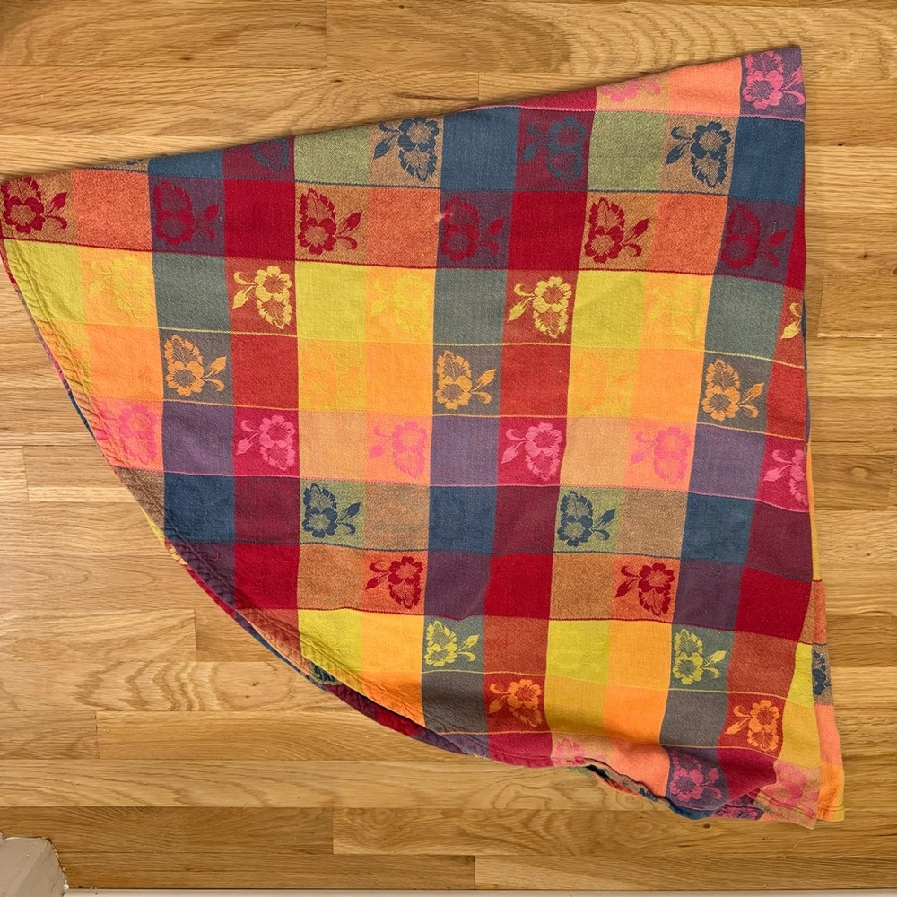 Vintage~ LINENSN-THINGS Round Tablecloth 60”